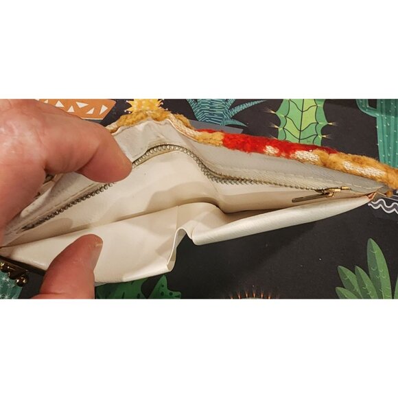 Vintage Floral Tapestry Coin Purse Wallet W/ White Interior & Gold Tone Clasp - Picture 4 of 8